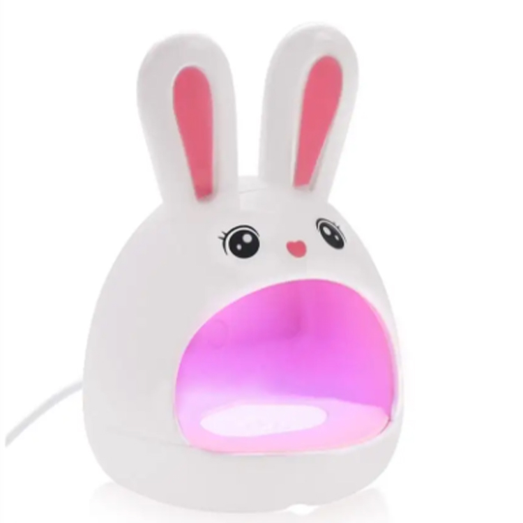 Як лампа для нігтів впливає на стандарти професійного манікюру в усьому світі?